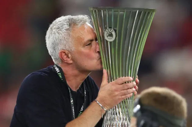 Mourinho lặng lẽ khóc một mình sau khi nhận huy chương - Bóng Đá