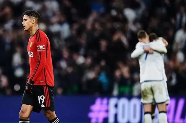 Ten Hag đã làm điều đúng đắn với Varane - Bóng Đá