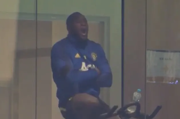 Romelu Lukaku caught yawning on exercise bike after missing Manchester United training session - Bóng Đá