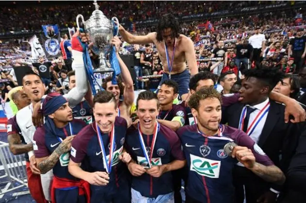 Neymar gượng gạo nhận cúp quốc gia Pháp cùng đồng đội - Bóng Đá