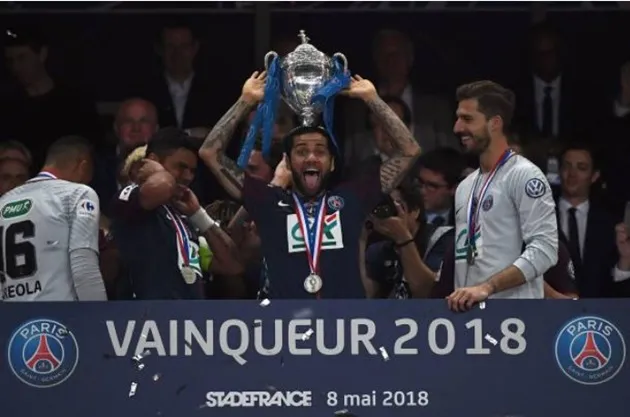 Neymar gượng gạo nhận cúp quốc gia Pháp cùng đồng đội - Bóng Đá