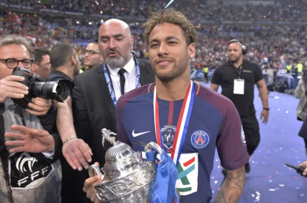 Neymar gượng gạo nhận cúp quốc gia Pháp cùng đồng đội - Bóng Đá