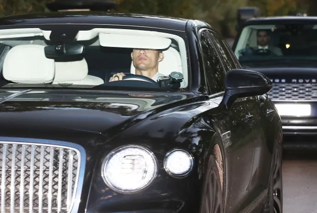 Cristiano Ronaldo arrives at Carrington after being dropped from Manchester United squad Man United issued a c - Bóng Đá