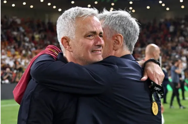 Mourinho lặng lẽ khóc một mình sau khi nhận huy chương - Bóng Đá