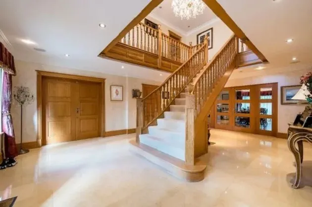Man Utd's Sir Alex Ferguson puts stunning £3.5m home up for sale after wife's death - Bóng Đá