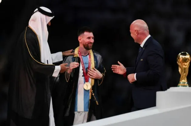 Cận cảnh vua Qatar choàng áo bào cho Messi - Bóng Đá