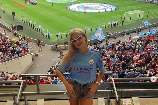 Zinchenko proposes to stunning girlfriend in stadium hours after kissing her live on TV following Ukraine’s Euros spot - Bóng Đá