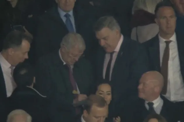 Big Sam xin chữ ký Sir Alex, khán giả Old Trafford thích thú  - Bóng Đá