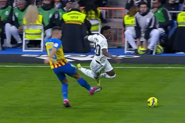 Gabriel Paulista's 'disgusting' hack on Vinicius Jr gets red card and sparks mass brawl - Bóng Đá