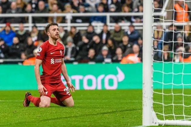 Diogo Jota misses absolute sitter as Jamie Carragher says 'even I'd have scored that' - Bóng Đá