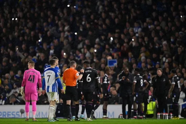 Brighton vs Crystal Palace SUSPENDED as floodlights go out at Amex - Bóng Đá