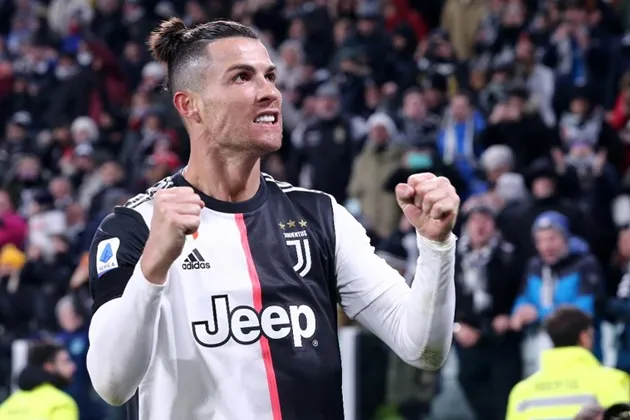 Cristiano Ronaldo poses in his underwear and shows off his toned physique to celebrate Father’s Day in Italy - Bóng Đá
