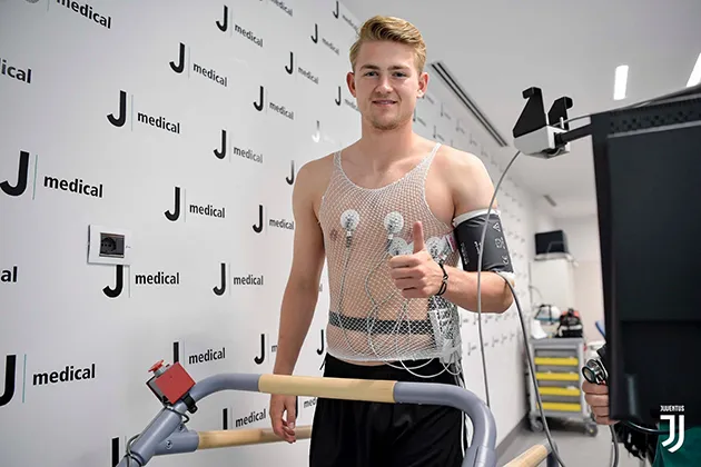 Matthijs de Ligt 'đốn tim' fan nữ khi kiểm tra y tế tại Juventus - Bóng Đá