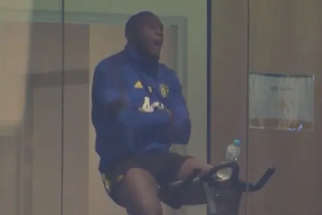 Romelu Lukaku caught yawning on exercise bike after missing Manchester United training session - Bóng Đá