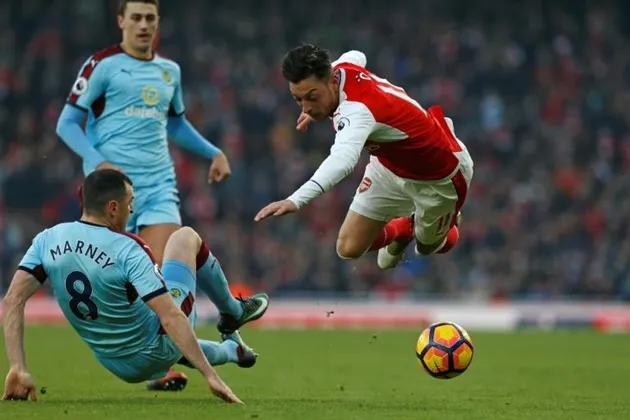 Arsenal star Ozil bundled into back seat of his car by security - Bóng Đá