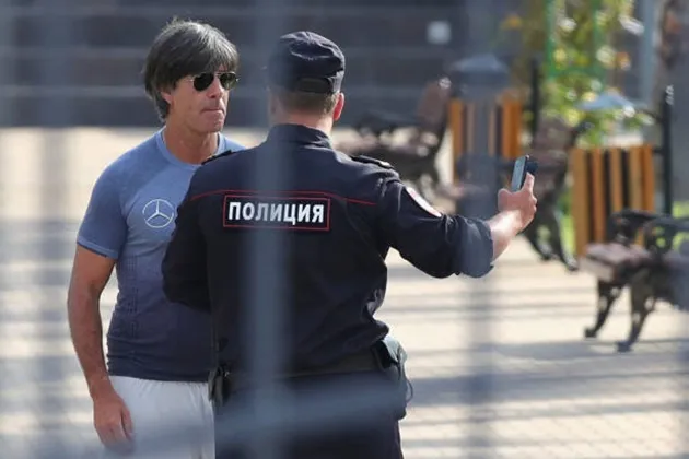 Làm gương cho học trò, Joachim Low tập thể dục buổi sán hưởng cái nắng Sochi - Bóng Đá