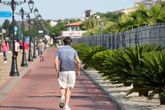 Làm gương cho học trò, Joachim Low tập thể dục buổi sán hưởng cái nắng Sochi - Bóng Đá