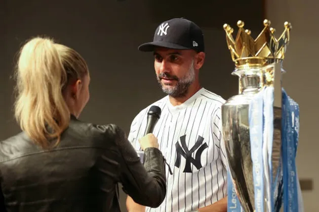 Pep đem cúp đến sân bóng chày, quảng bá cho Man City - Bóng Đá