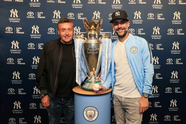 Pep đem cúp đến sân bóng chày, quảng bá cho Man City - Bóng Đá