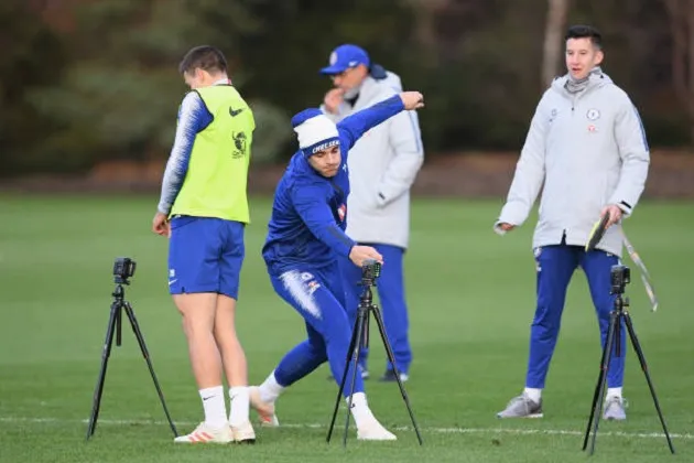 Jorginho báo tin vui cho NHM Chelsea trên sân tập - Bóng Đá