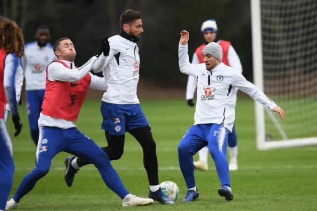 Giroud thể hiện sức mạnh khiến đồng đội phải 