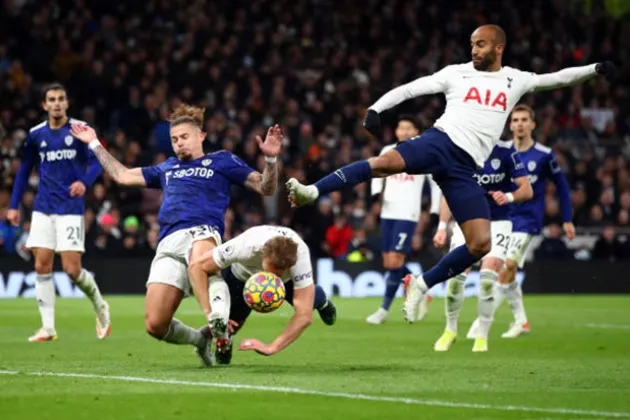 Kalvin Phillips hilariously takes out referee Andre Marriner during Tottenham v Leeds - Bóng Đá