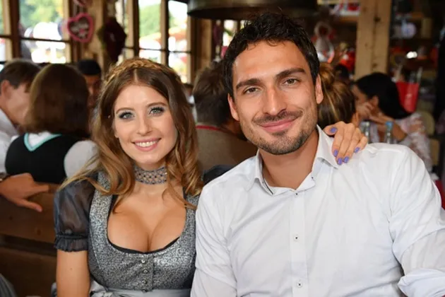 Hummels’ stunning wife Cathy shows off  - Bóng Đá