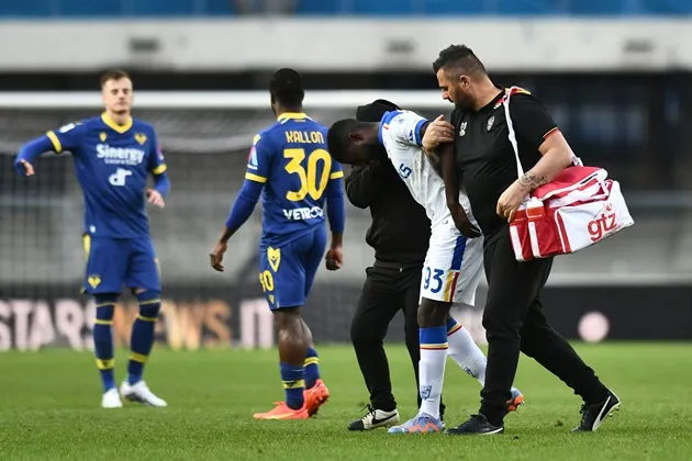 Barcelona defender picks up a shoulder injury, leaves pitch in tears (Umtiti) - Bóng Đá