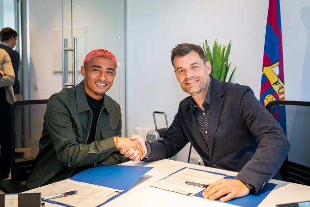 OFFICIAL: Barcelona unveil Julián Araujo - Bóng Đá