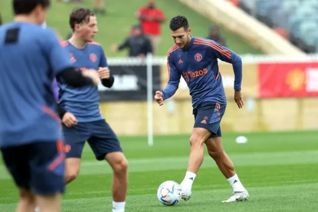 Diogo Dalot wears Cristiano Ronaldo's number 7 in Manchester United training - Bóng Đá