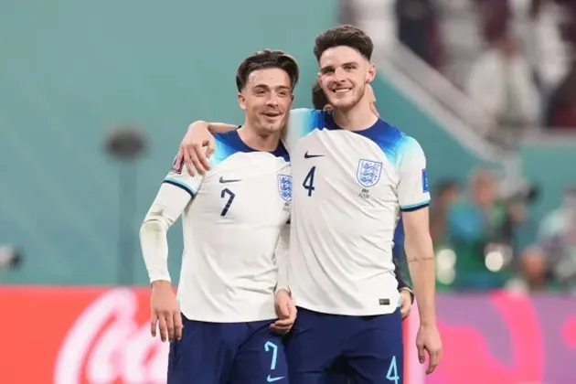 Jack Grealish and Declan Rice do keepie-uppies over England hotel POOL - Bóng Đá