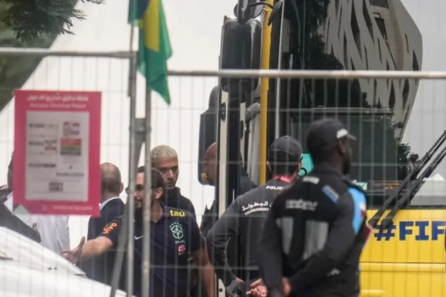 Devastated Richarlison joins Brazil flops on bus to airport as Neymar and Co head home - Bóng Đá