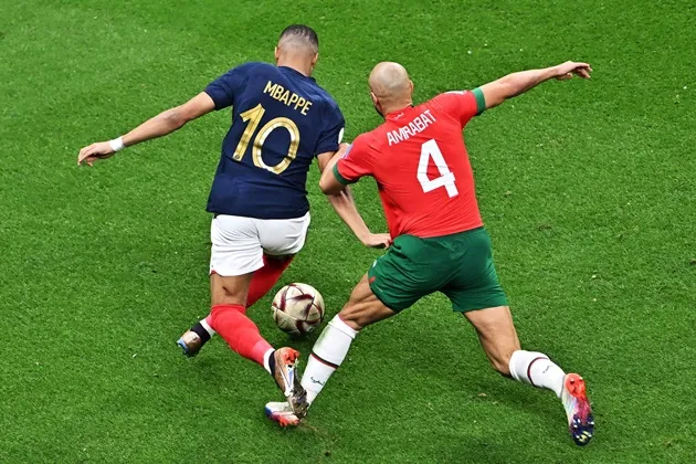 Mbappe nhận đòn đau từ 'cỗ máy đánh chặn' Morocco - Bóng Đá