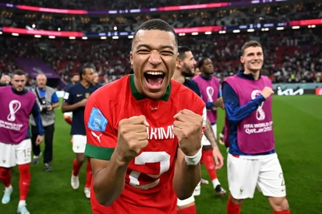 Khoảnh khắc anh hùng trọng anh hùng giữa Mbappe và Hakimi - Bóng Đá