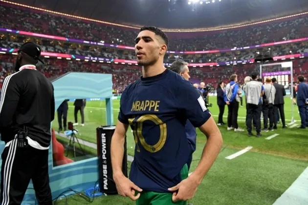 Khoảnh khắc anh hùng trọng anh hùng giữa Mbappe và Hakimi - Bóng Đá