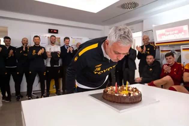 Jose Mourinho given cake and standing ovation by Roma players - Bóng Đá