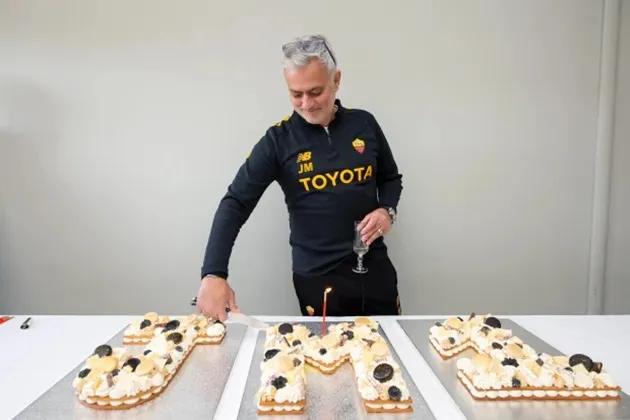 Jose Mourinho given cake and standing ovation by Roma players - Bóng Đá