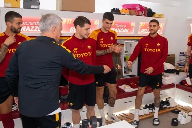 Jose Mourinho given cake and standing ovation by Roma players - Bóng Đá