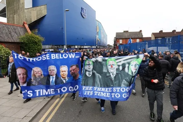 Protesting Everton fans fly banner over Goodison vs Arsenal - Bóng Đá