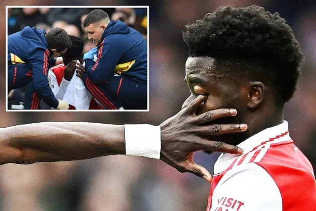 Bukayo Saka suffers gruesome-looking injury after Gueye catches him in the EYE - Bóng Đá