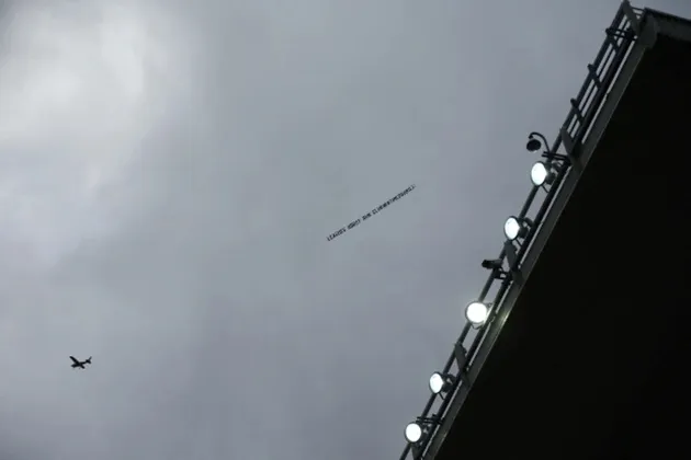 Protesting Everton fans fly banner over Goodison vs Arsenal - Bóng Đá