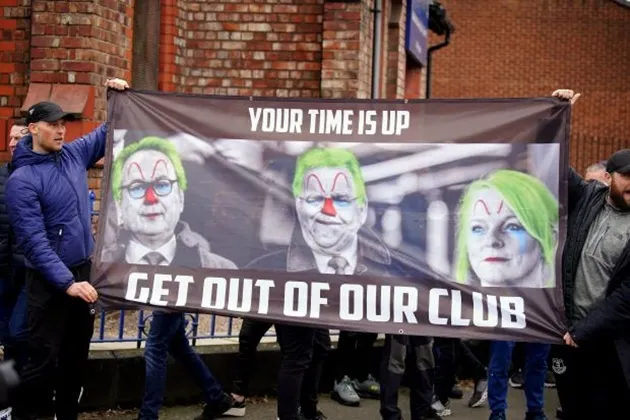 Protesting Everton fans fly banner over Goodison vs Arsenal - Bóng Đá