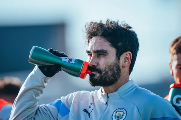 Pep Guardiola looks fed up at Man City training - Bóng Đá