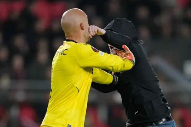 Watch Sevilla keeper fight with pitch invader after PSV hooligan tries to attack - Bóng Đá