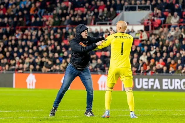 Watch Sevilla keeper fight with pitch invader after PSV hooligan tries to attack - Bóng Đá