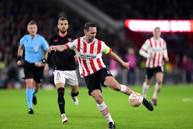 Watch Sevilla keeper fight with pitch invader after PSV hooligan tries to attack - Bóng Đá