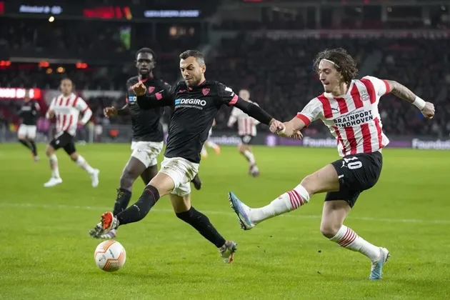 Watch Sevilla keeper fight with pitch invader after PSV hooligan tries to attack - Bóng Đá