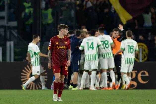 Roma clash with Sassuolo descends into chaos after two players kick each other in the groin - Bóng Đá