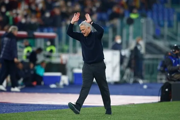 MOURINHO HIDES AWAY DURING ROMA TOUCHLINE BAN - Bóng Đá