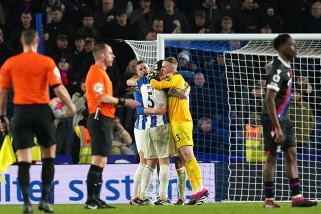 Brighton vs Crystal Palace SUSPENDED as floodlights go out at Amex - Bóng Đá